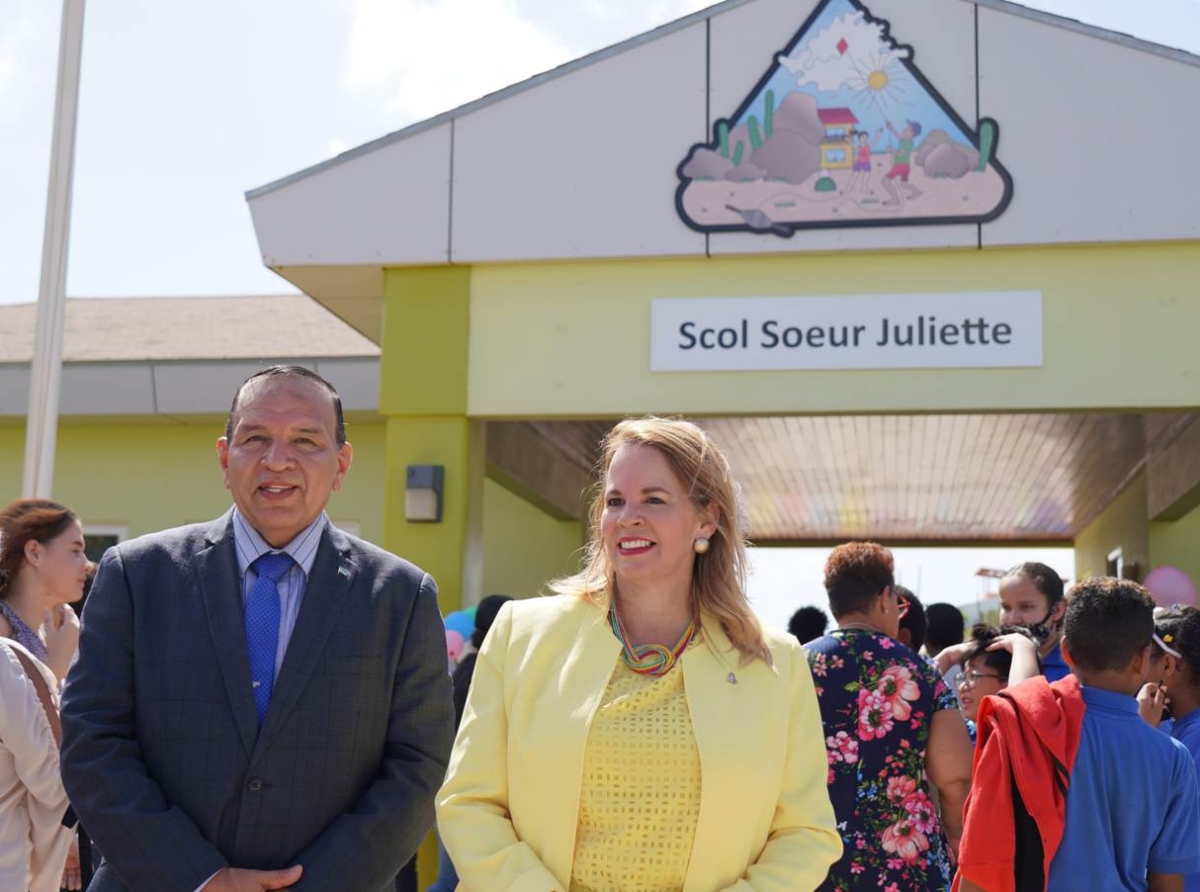 Prome Minister Evelyn Wever-Croes contento cu Gobierno por a yuda cumpli soño di un scol