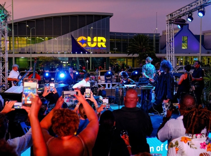 Aeropuerto di Curaçao a lansa su mes awor cu un nomber nobo