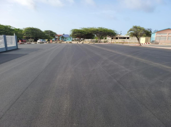 Colegio Felipe B. Tromp a haya parkinglot completamente asfalta