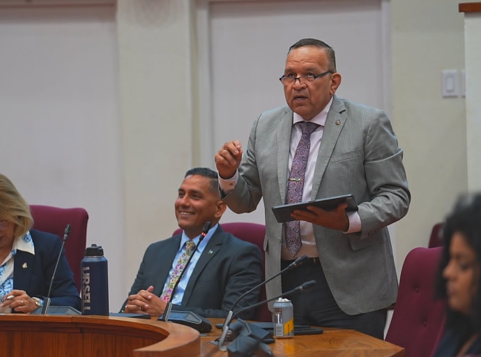 Minister Endy Croes mustrando cu a splica oposicion den Parlamento riba e lucha y importancia di autonomia