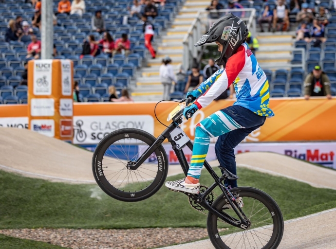 Kiwanis Club of Aruba a otorga reconocemento na hoben deportista di BMX