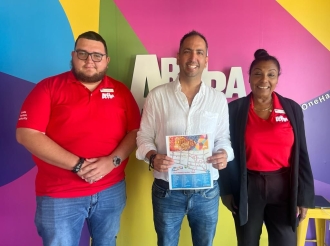 Hopi di turista ta bishitando 'San Nicolas Visitor Information Center'   