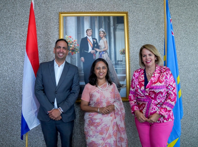 Prome Minister y Minister Oduber a reuni cu embahadora di India na Den Haag