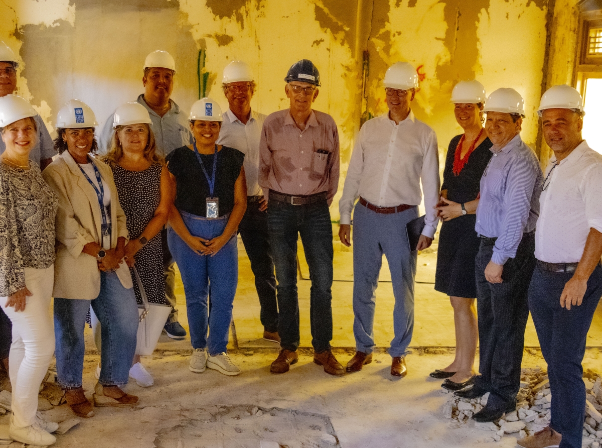 Embahador di Union Europeo y partnernan local a bishita edificio Maria Convent bou renobacion