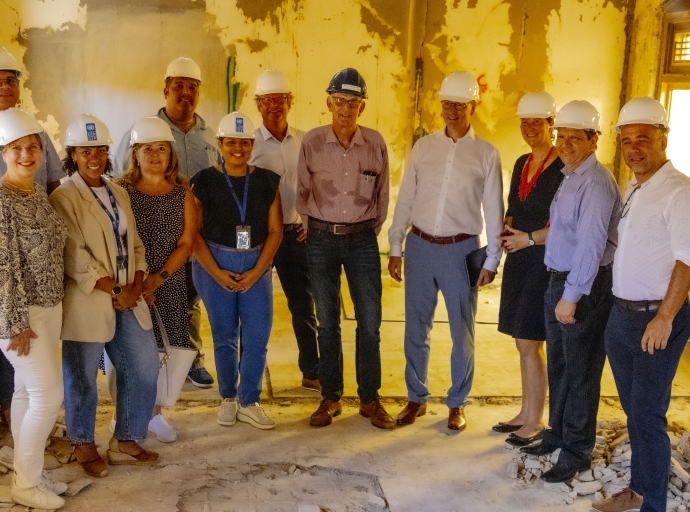Embahador di Union Europeo y partnernan local a bishita edificio Maria Convent bou renobacion
