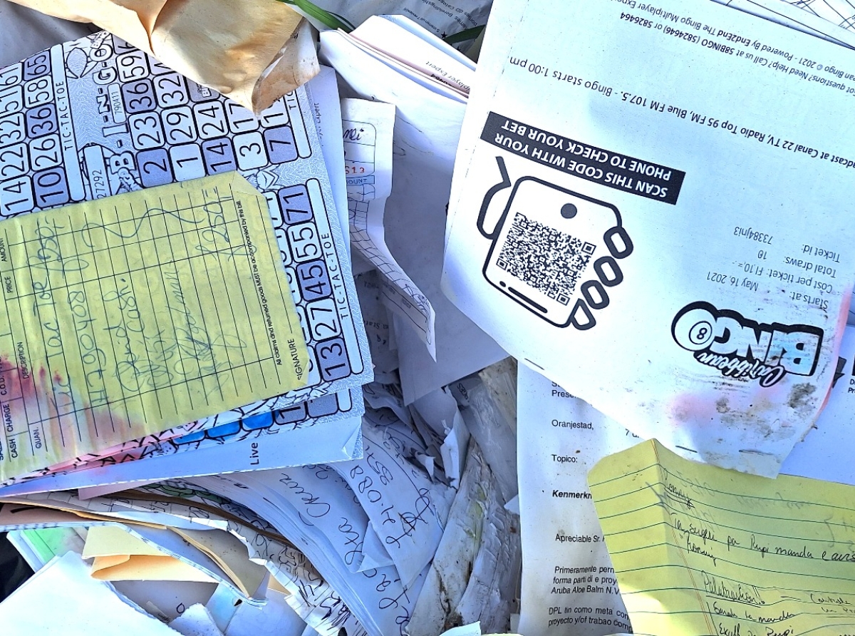 Monton di documento di Bingo y tambe di Departamento DPL haya den dump ilegal na Franse Pas