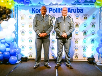 Dos polis cu cuatro decada sirbiendo Aruba