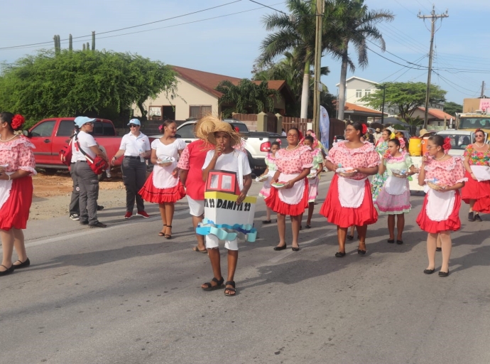 Un total di 12 grupo a participa activamente den e Parada Folklore Cultura na Brazil