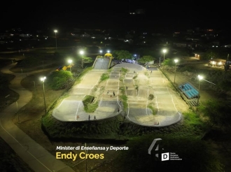 Hopi bunita a keda e luznan na e BMX Track na Parke Curazon Jaburibari