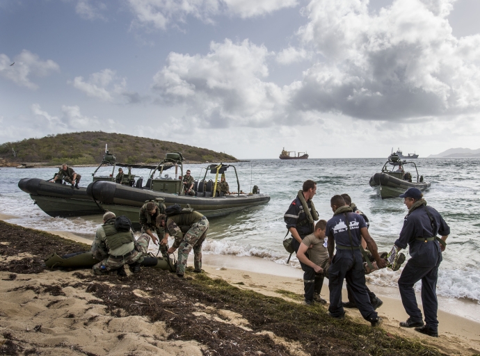 Defensa Hulandes cu ehercisio pa sosten di emergencia na Islanan Ariba