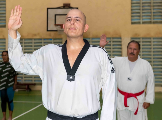 Yoshmar Wever y Miguel Genser a ricibi certificado di Taekwondo