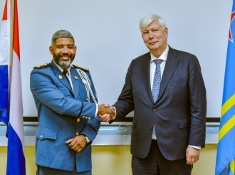 Altocomisario di Polis Hulandes Henk van Essen a bishita KPA pa prome biaha