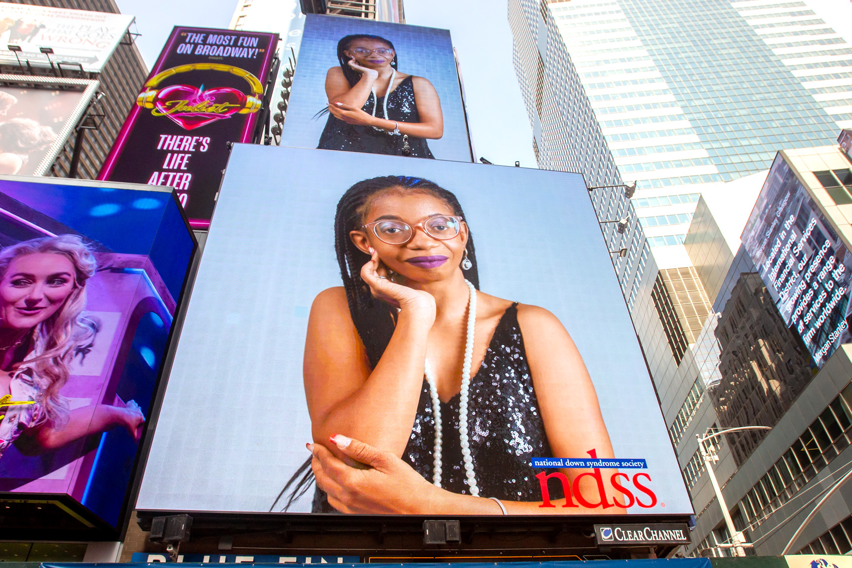 Cara di Kay Richardson di Aruba riba billboard grandi na Times Square na New York