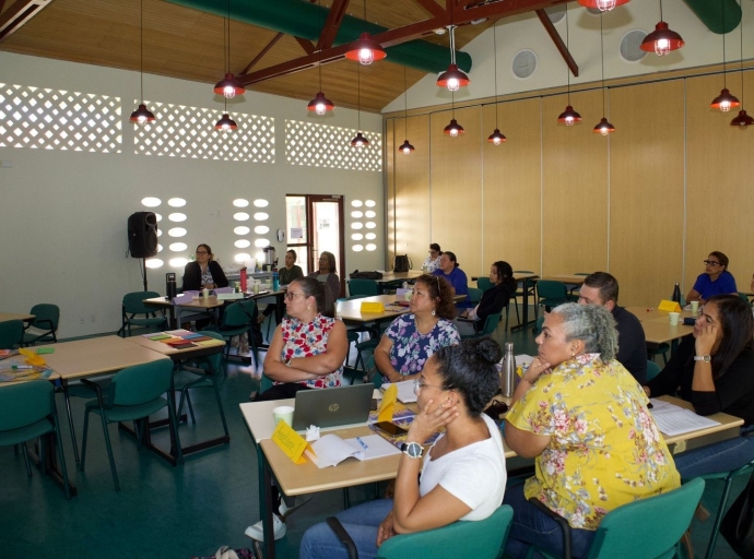 Maestronan resorta bou di scol di DPS a haya training pa e introduccion di programa di educacion sexual