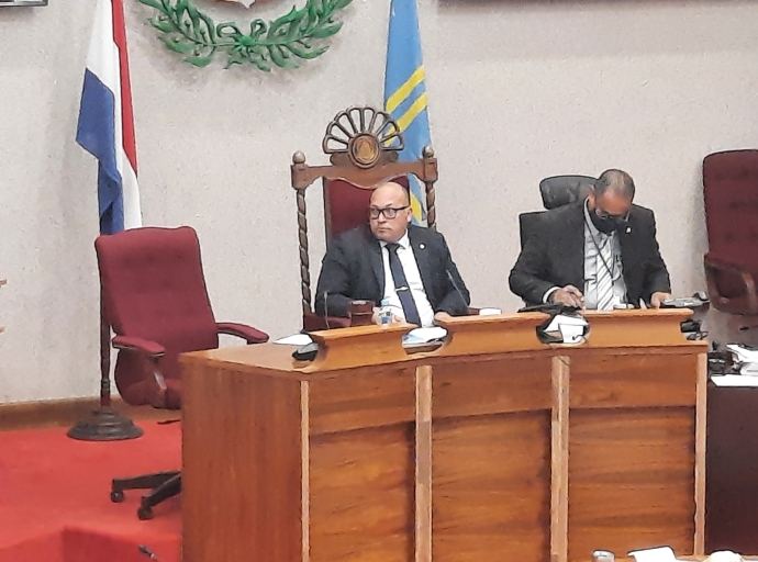 "Parlamento ta e luga pa mas mal ehempel pa 'bullying' di Aruba"