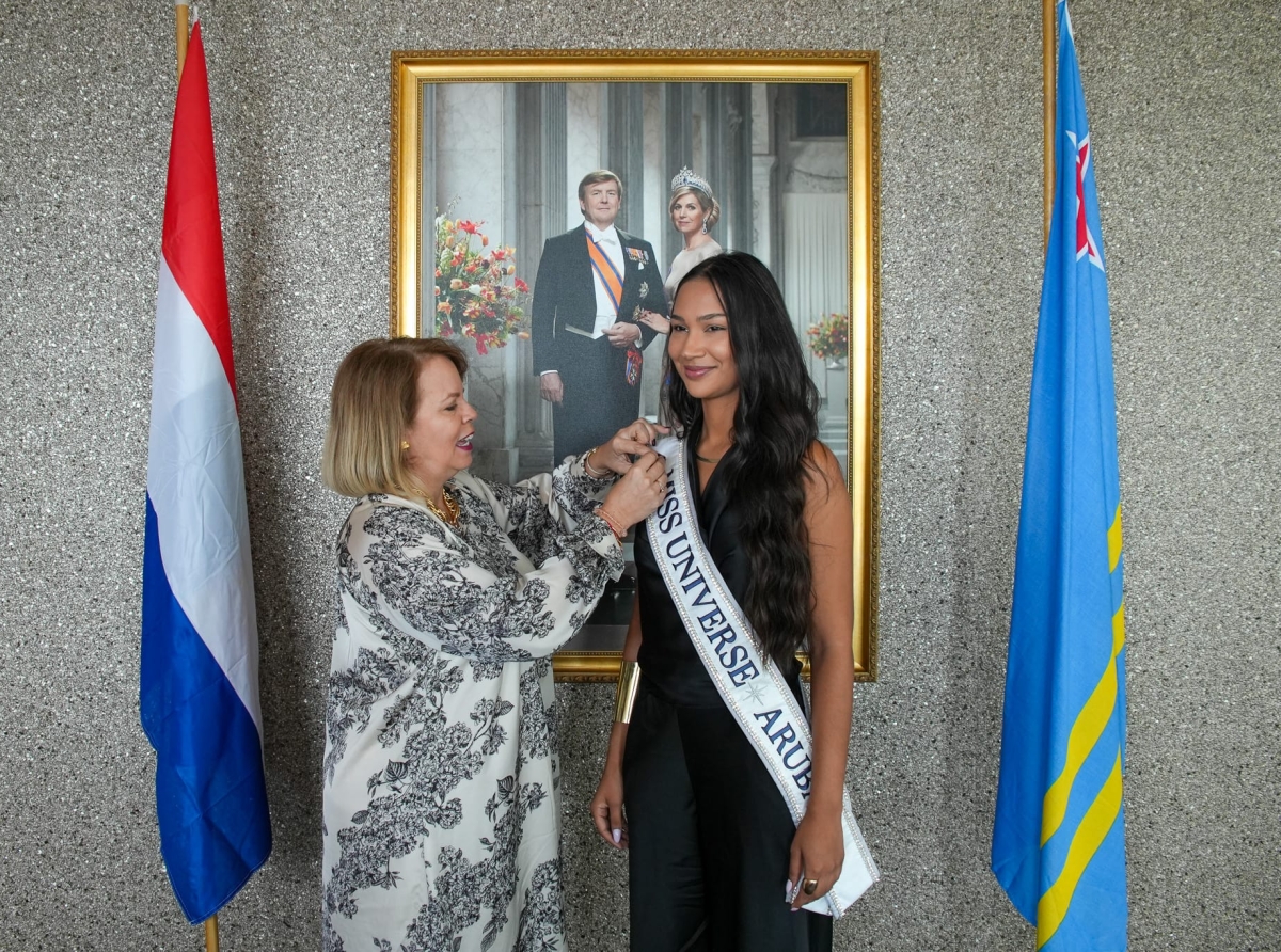 Prome Minister a entrega pin di bandera di Aruba na Karol Croes