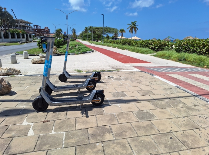 Tin di splica pueblo con pa ley e Scooter Electrico ta traha den e sistema di trafico di Aruba