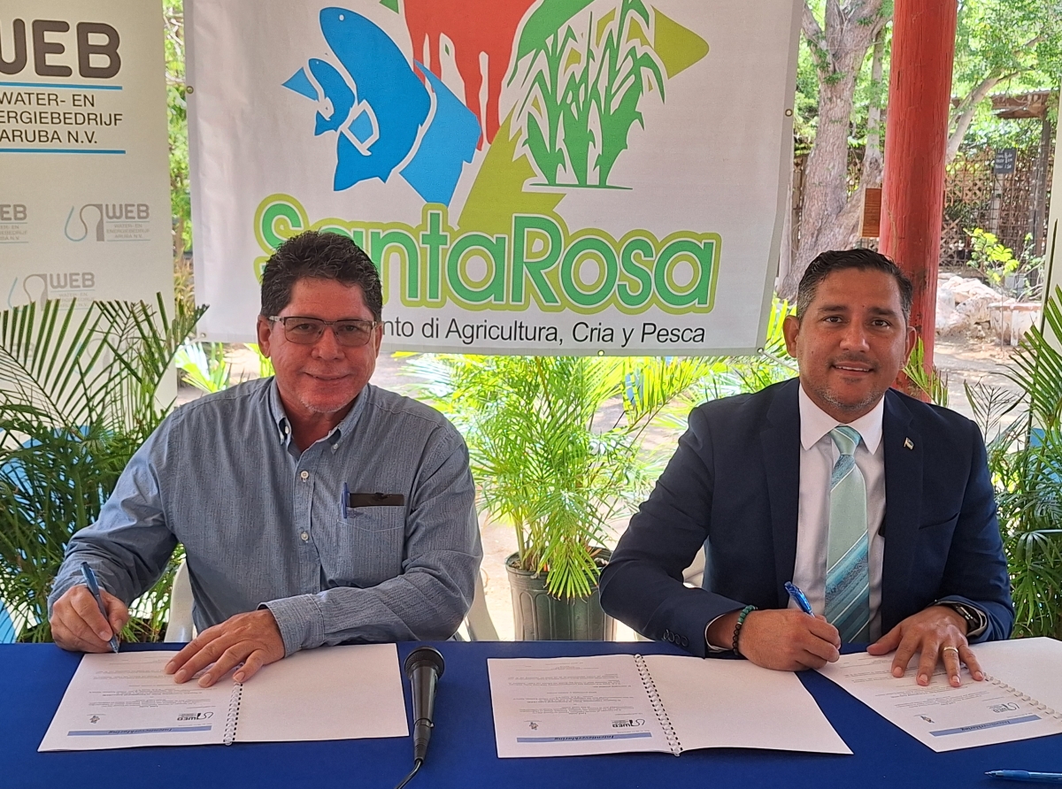 Director di WEB Aruba NV, Minister Ursell Arends y Santa Rosa a prolonga 'Intentieverklaring' pa dos aña