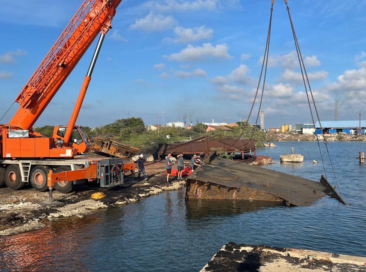 Buzonan di Marina a start cu recuperacion di barge grandi den haf di Bullenbaai