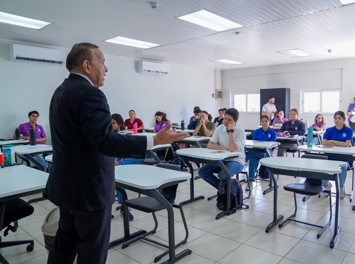 Alumnonan di Mon Plaisir tambe interesa den Atardi Informativo di awe