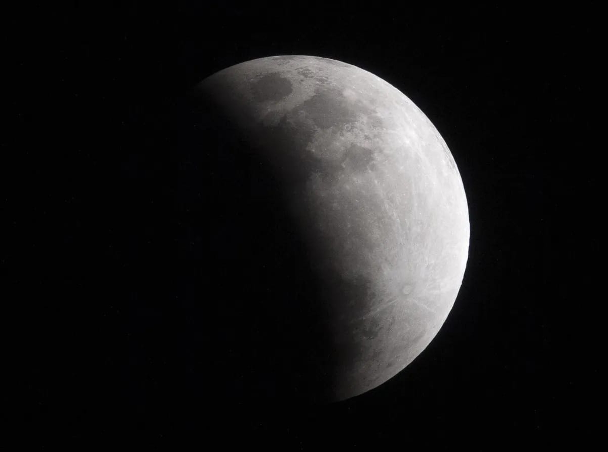 Eclipse Parcial di Luna di awe lo por wordo observa na Aruba solamente cu verkijker of telescope  