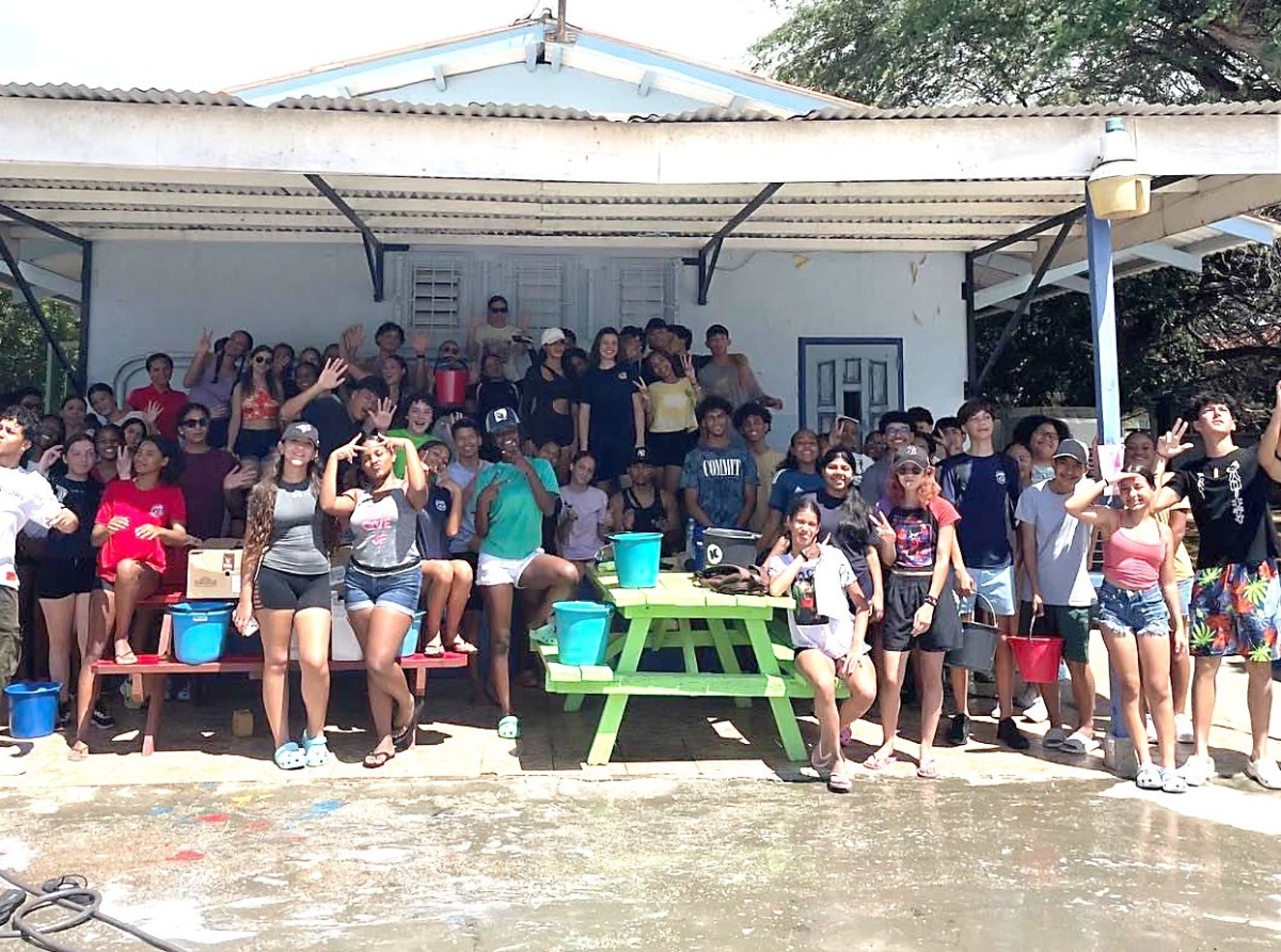 Alumnonan di Colegio Arubano recaudando fondo pa bay Colombia