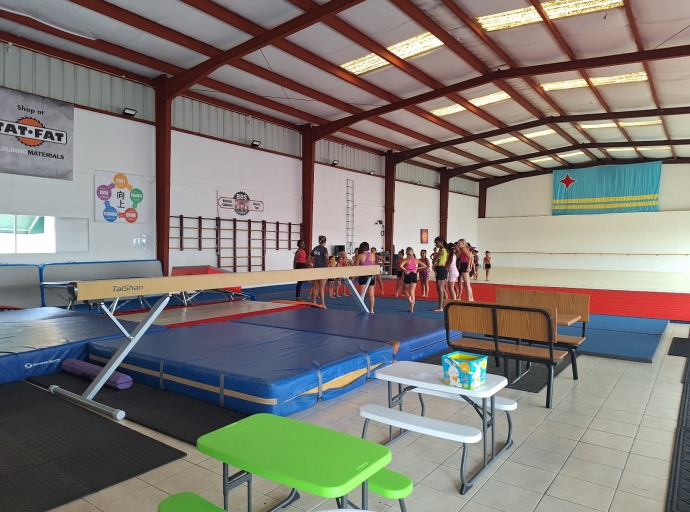 Diadomingo awo dos club di gymnastics ta bay competi cu otro: Perla Gymnastics y Avance Club