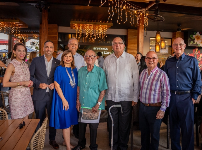 Bunita homenahe na señor Michael Kuiperi, un di e pioneronan di turismo na Aruba