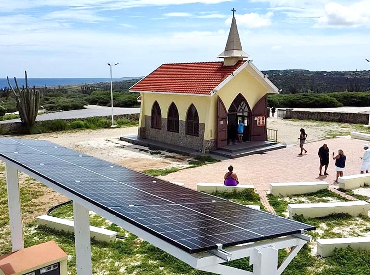 Kapel di Alto Vista na Aruba ta briya tur anochi awor cu lus di Panelnan Solar