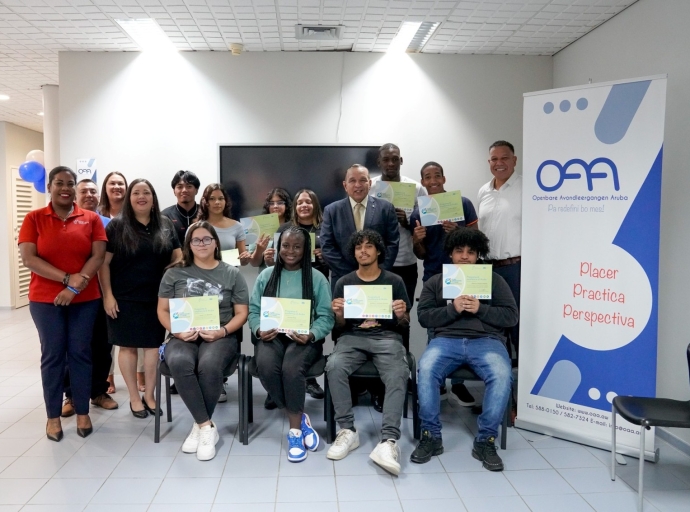 Ministro felicitando alumnonan di OAA cu a ricibi certificado ACP   