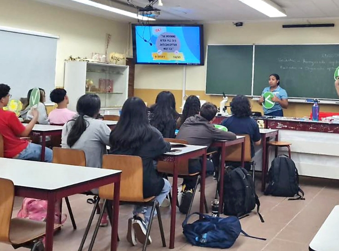 Tur alumno di klas 4 a ricibi lectura di Famia Planea