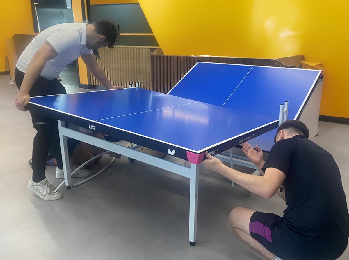 Diferente competencia di pingpong cu futsal y baile na Centro di Bario Noord