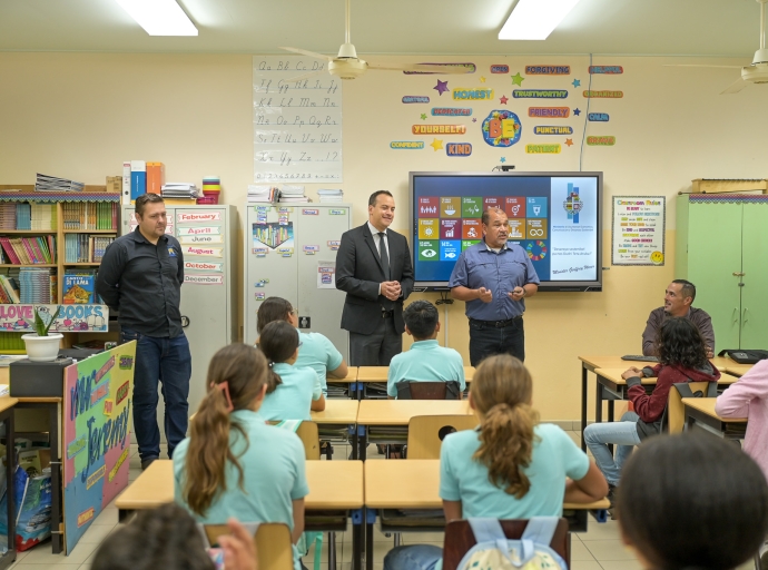 Ministro Geoffrey Wever di bishita na Colegio Conrado Coronel