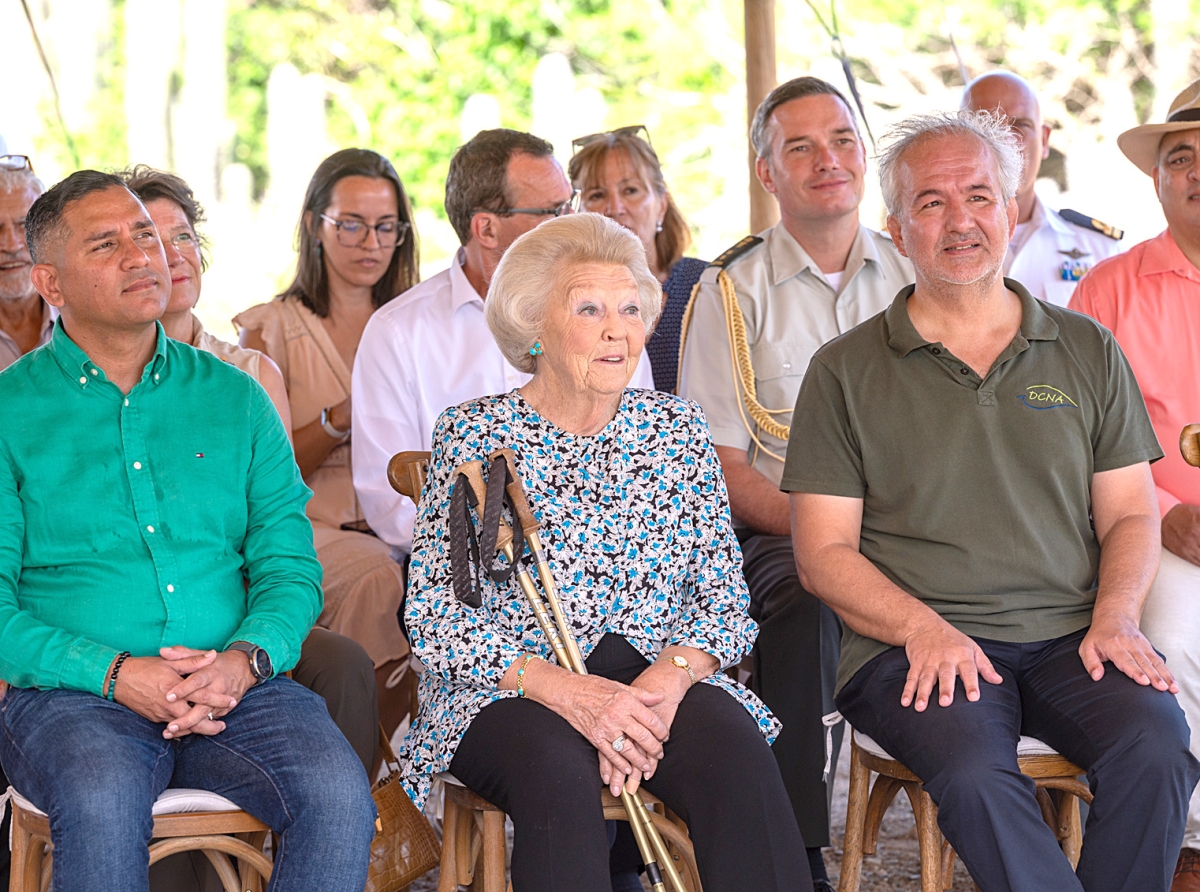 Ministro Ursell Arends hunto cu Prinses Beatrix a presencia e proyecto exitoso di reintroduccion di Lora na Aruba