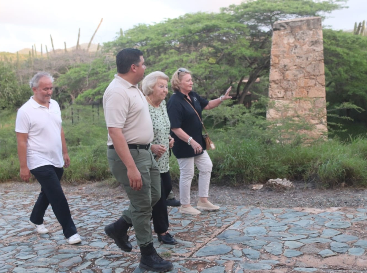 Prinses Beatrix a admira plannan di Parke pa restaura mangrove