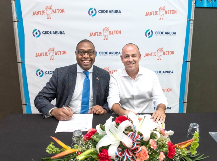 Firmamento di MoU entre CEDE Aruba y Fundacion Jantje Beton