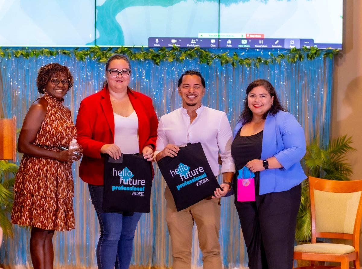 Ocho studiante di Universidad di Aruba a ricibi Student Ambassador Award