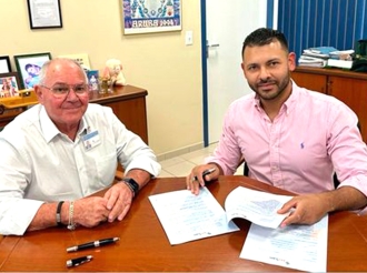 Dr. Rajnherc a firma contrato cu ciruhano plastico Dr. Patrick van der Linde pa haci operacion na ImSan