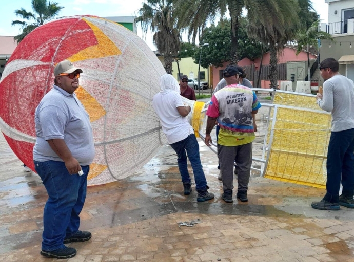 Preparando pa decoracion di Fin di Aña na centro di Playa