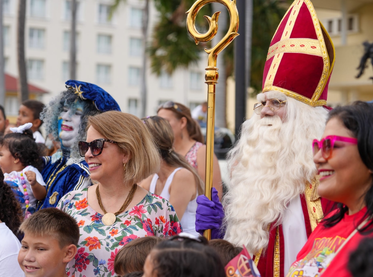 Sinterklaas y su 85 Pietnan a yegada na Aruba