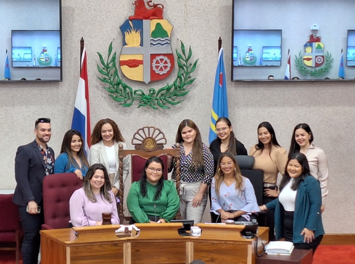 Studiantenan di Bachelor-4 di Facultad di Trabao Social y Desaroyo na UA a bishita Parlamento