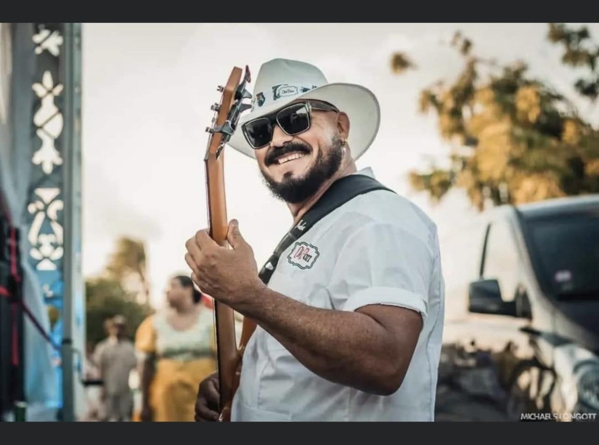 Gran musico tocado di steelpan Tico Kock a fayece