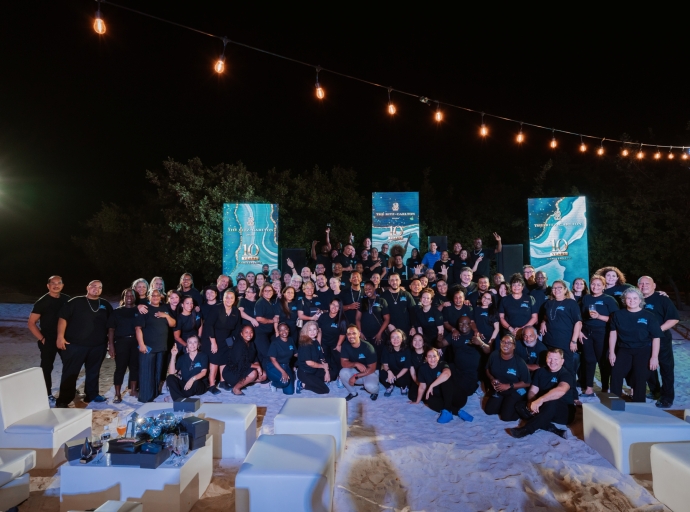 THE RITZ-CARLTON, ARUBA TA CELEBRA NAN 10 ANIVERSARIO Y HONRA TUR E DAMAS Y CABAYERONAN PA UN DECADA DI SERVICIO EXCEPCIONAL