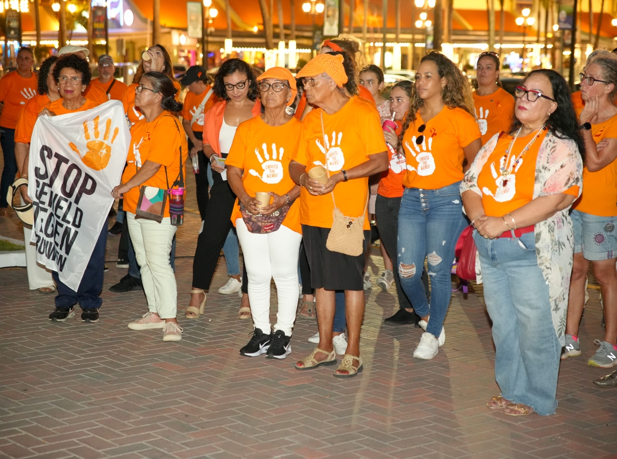 Diasabra anochi a cende luz oranje na Bestuurskantoor