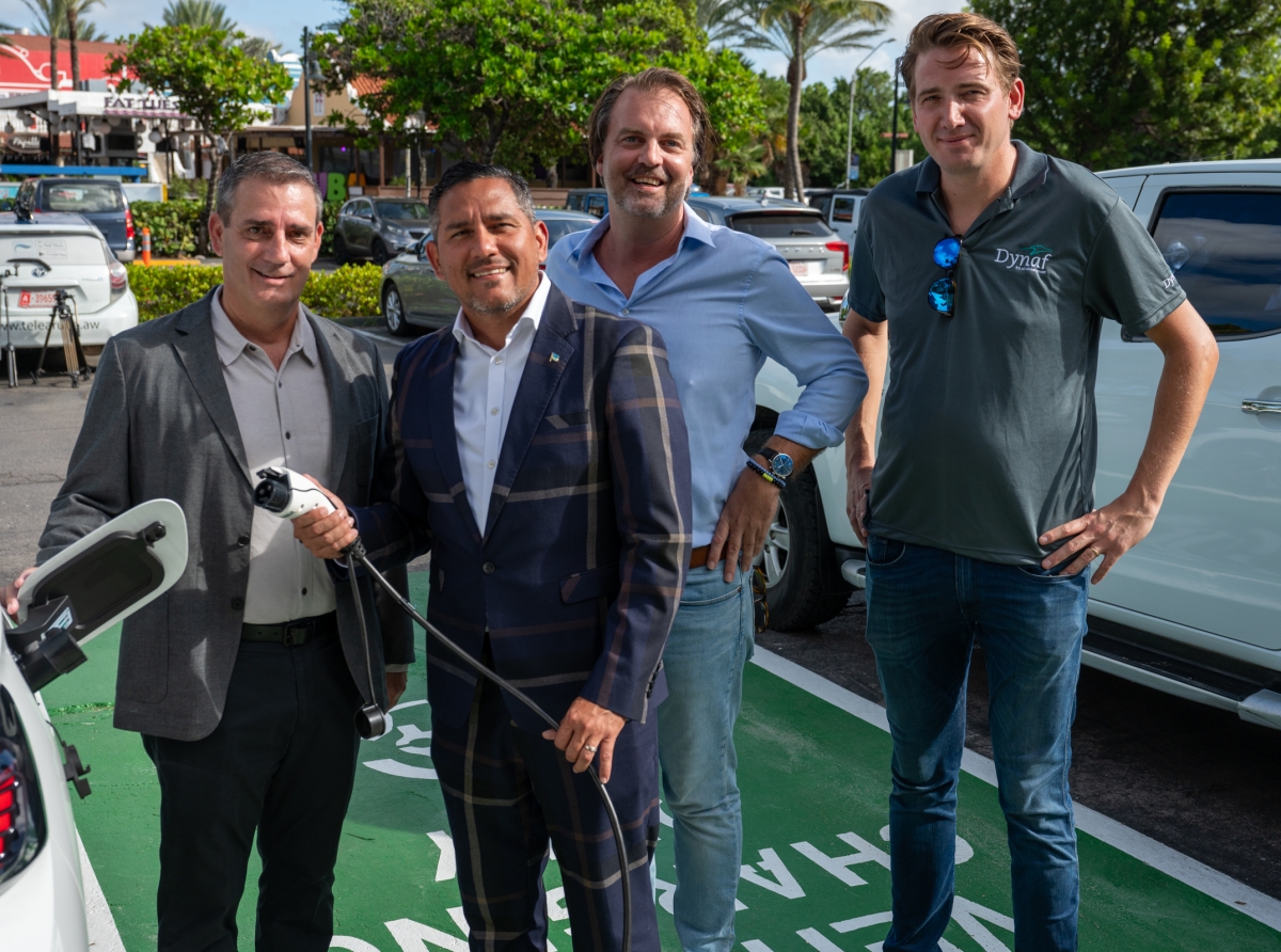 Ministro Arends impresiona cu charging station instala na Hilton