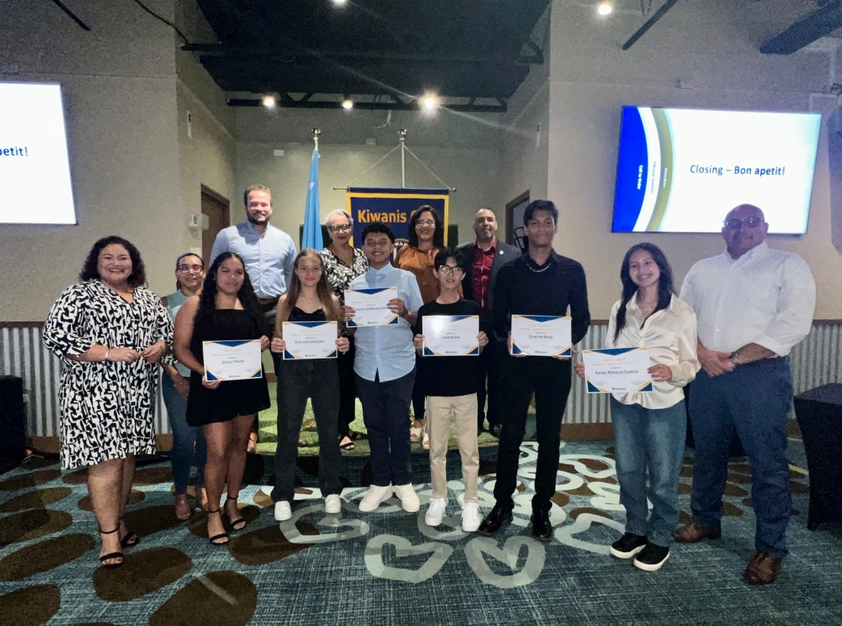 Premio Clint Whitfield di Kiwanis Club of Aruba a keda otorga na studiantenan di Colegio Arubano cu a sobresali den 2022-2023