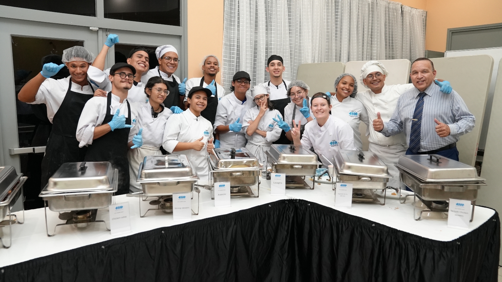 Ministro presente na examen di practica pa arte culinario di studiantenan Colegio EPI