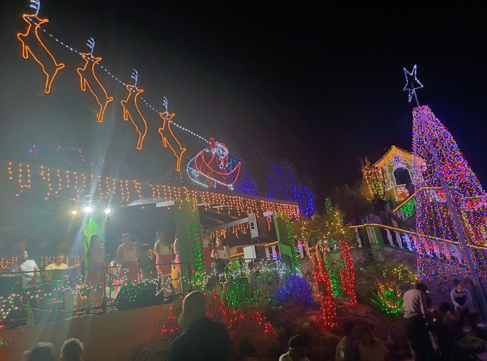 Cu musica y bon ambiente a cende e luznan tradicional di Pasco, di Seroe Preto