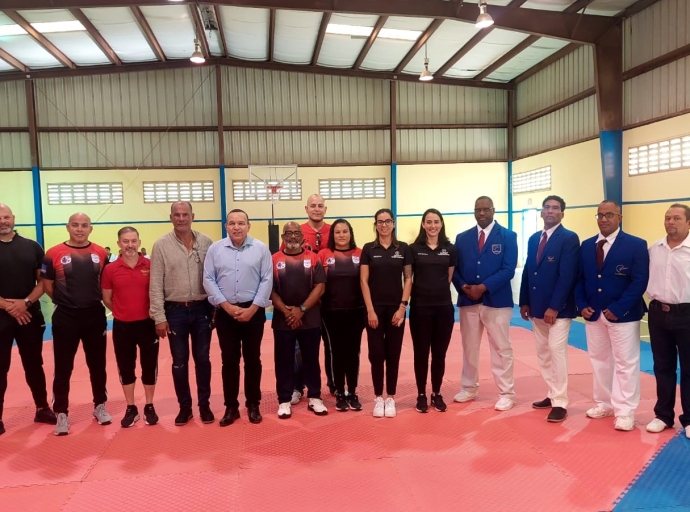Aruba Taekwondo Bond a entrega Minister Endy Croes un reconocemento pa su apoyo y contribucion cu e federacion