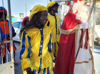 Empleadonan di Do It Center a haya bishita di Sinterklaas